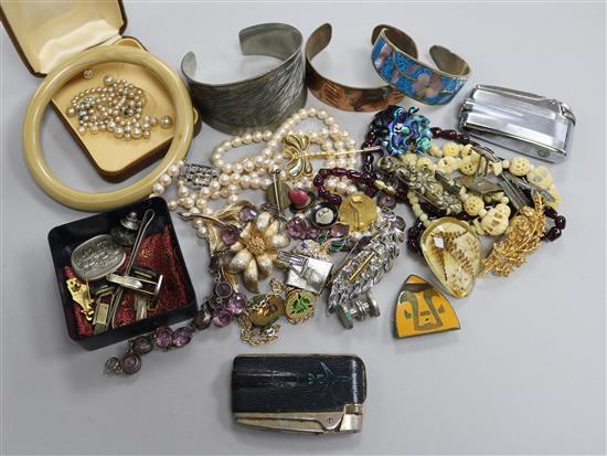 Mixed costume jewellery.